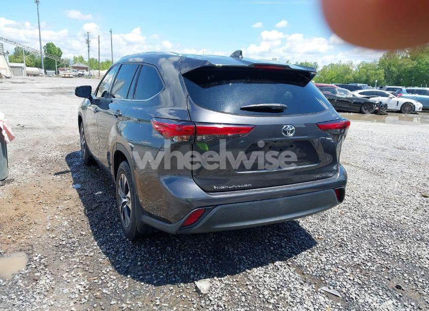 Photo 3 of 2021 Toyota Highlander XLE (VIN 5TDHZRBH3MS058736)