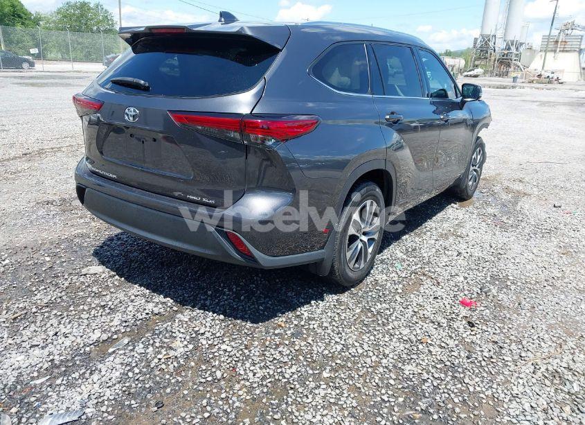 Photo 4 of 2021 Toyota Highlander XLE (VIN 5TDHZRBH3MS058736)