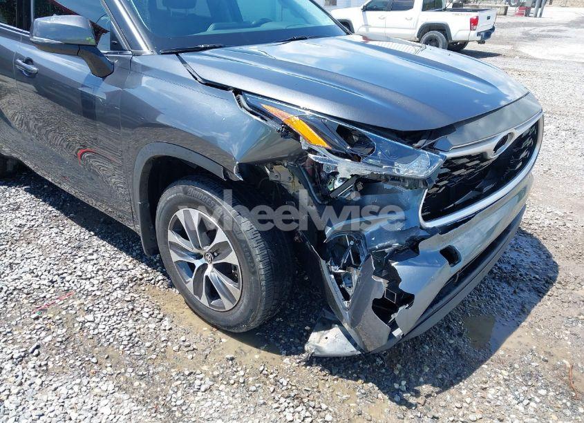 Photo 6 of 2021 Toyota Highlander XLE (VIN 5TDHZRBH3MS058736)