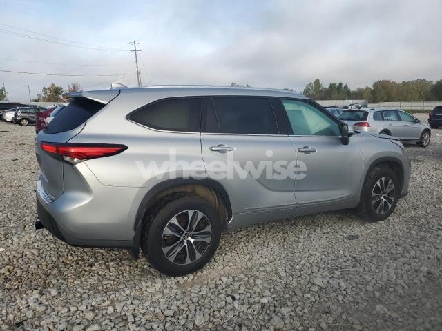 Photo 2 of 2021 TOYOTA HIGHLANDER XLE (VIN 5TDHZRBH3MS148002)