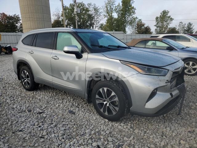 Photo 5 of 2021 TOYOTA HIGHLANDER XLE (VIN 5TDHZRBH3MS148002)