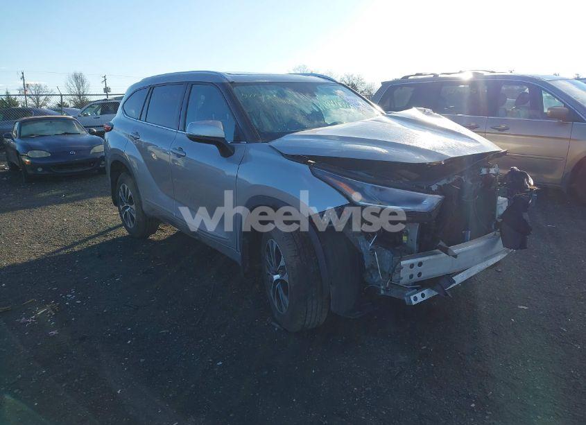 2021 Toyota Highlander XLE (VIN 5TDHZRBH3MS533317) main photo