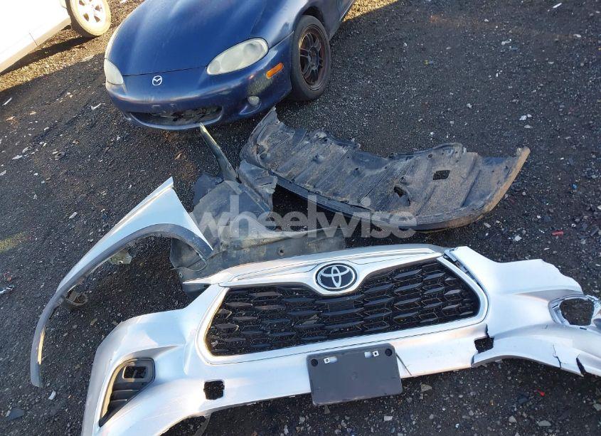 Photo 11 of 2021 Toyota Highlander XLE (VIN 5TDHZRBH3MS533317)