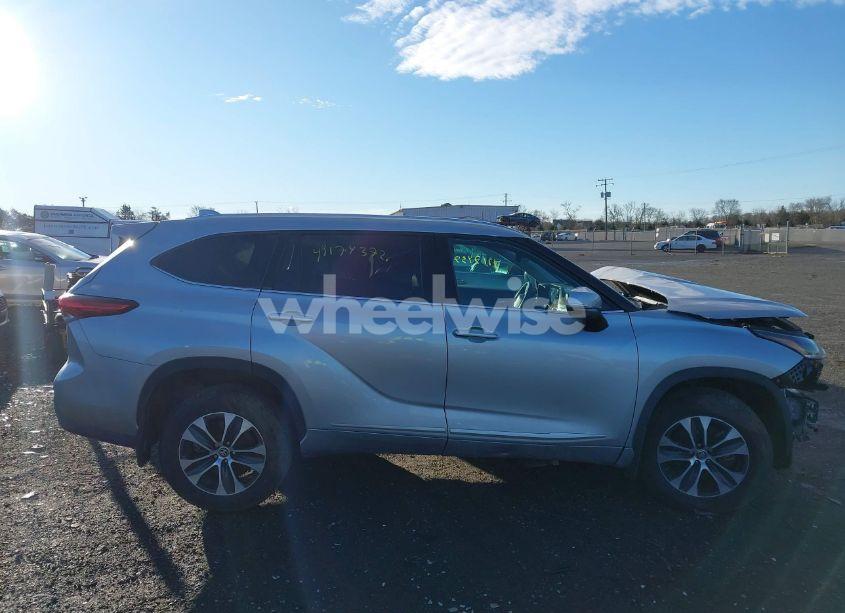 Photo 13 of 2021 Toyota Highlander XLE (VIN 5TDHZRBH3MS533317)