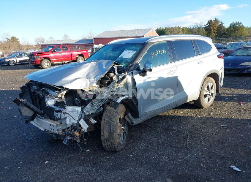 Photo 2 of 2021 Toyota Highlander XLE (VIN 5TDHZRBH3MS533317)