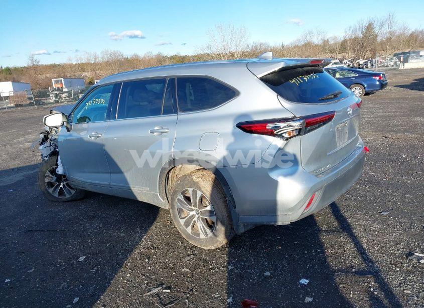 Photo 3 of 2021 Toyota Highlander XLE (VIN 5TDHZRBH3MS533317)
