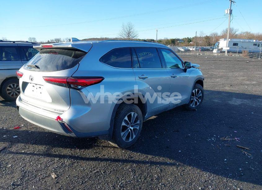 Photo 4 of 2021 Toyota Highlander XLE (VIN 5TDHZRBH3MS533317)