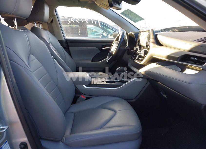 Photo 5 of 2021 Toyota Highlander XLE (VIN 5TDHZRBH3MS533317)