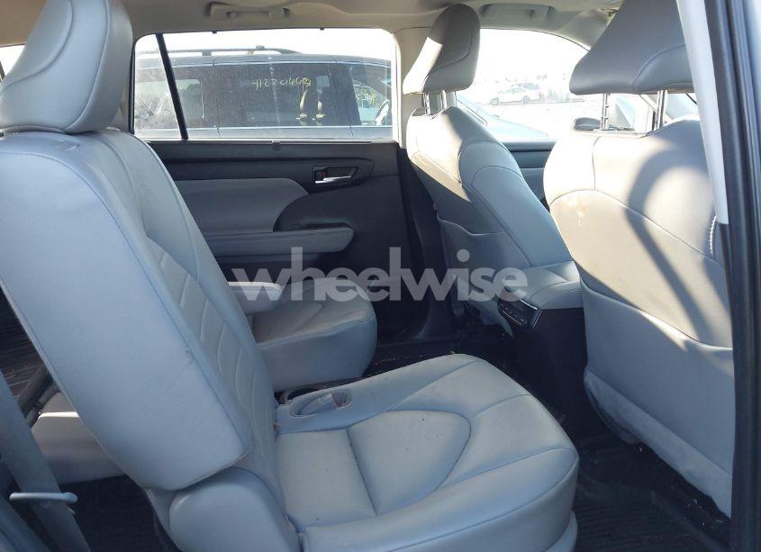 Photo 8 of 2021 Toyota Highlander XLE (VIN 5TDHZRBH3MS533317)