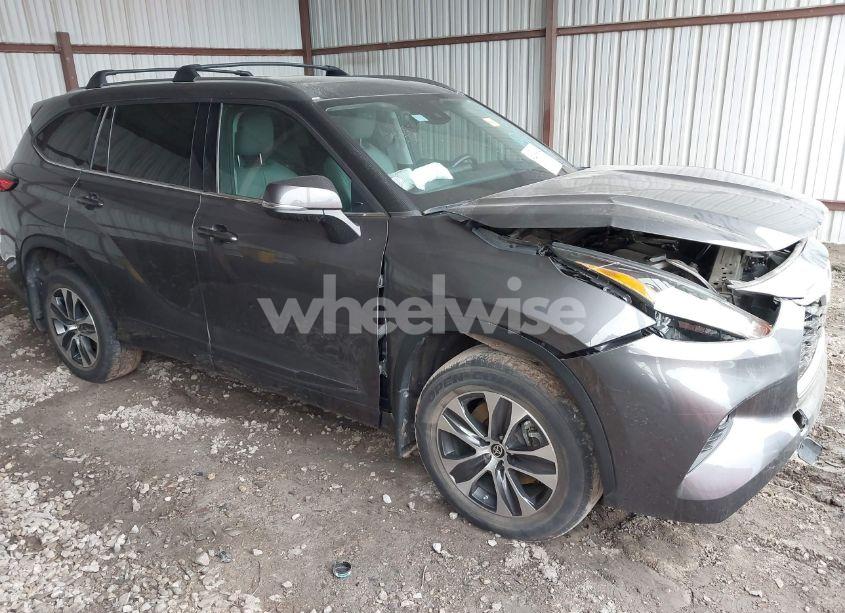 2021 Toyota Highlander XLE (VIN 5TDHZRBH3MS558217) main photo