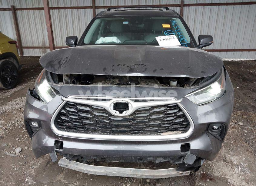 Photo 12 of 2021 Toyota Highlander XLE (VIN 5TDHZRBH3MS558217)