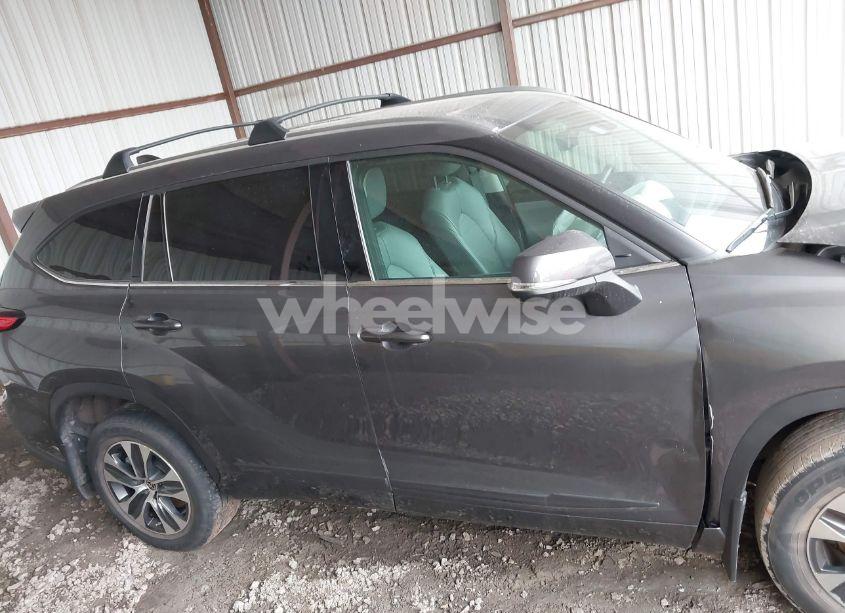 Photo 13 of 2021 Toyota Highlander XLE (VIN 5TDHZRBH3MS558217)