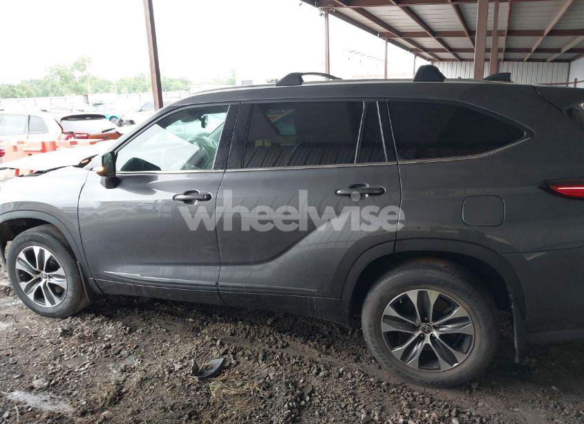 Photo 14 of 2021 Toyota Highlander XLE (VIN 5TDHZRBH3MS558217)