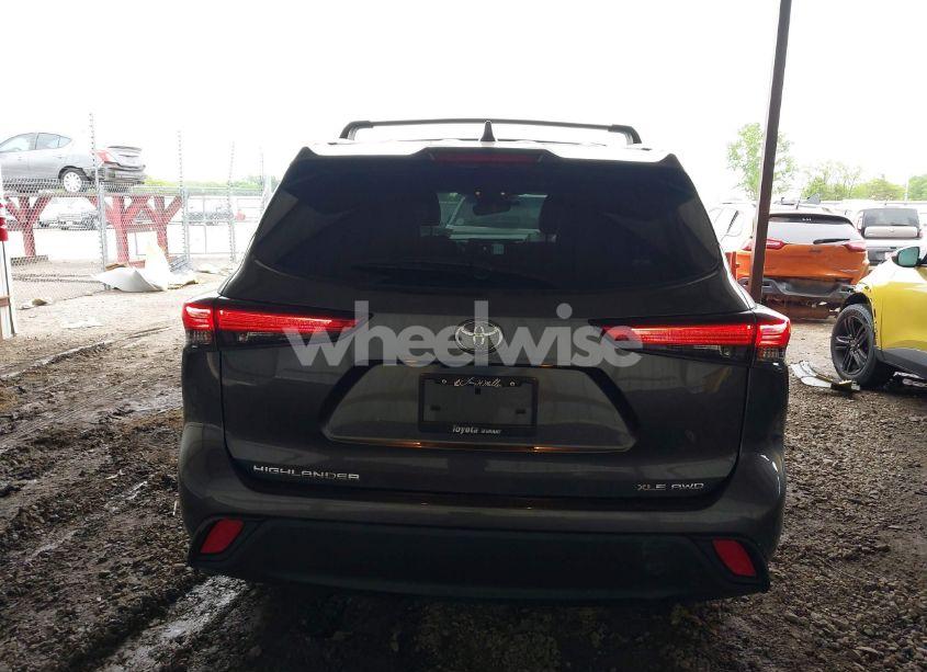 Photo 16 of 2021 Toyota Highlander XLE (VIN 5TDHZRBH3MS558217)