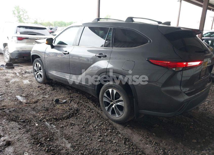 Photo 3 of 2021 Toyota Highlander XLE (VIN 5TDHZRBH3MS558217)