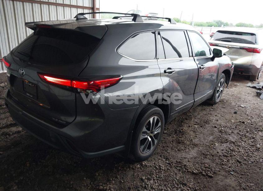 Photo 4 of 2021 Toyota Highlander XLE (VIN 5TDHZRBH3MS558217)