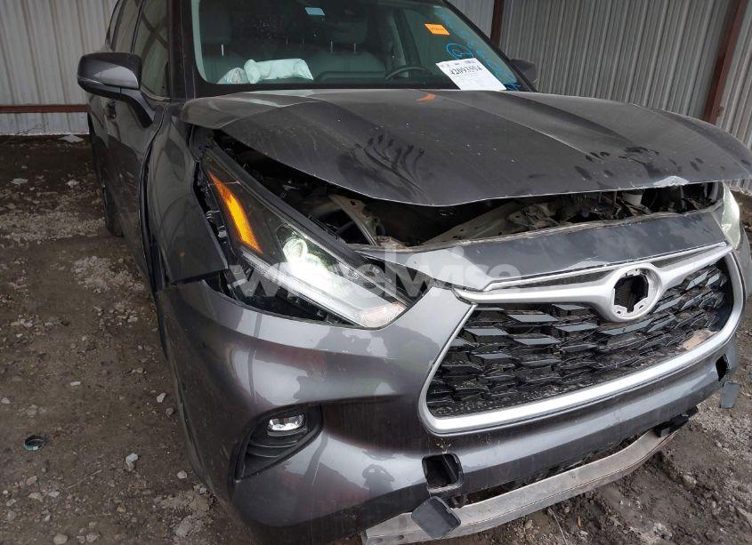 Photo 6 of 2021 Toyota Highlander XLE (VIN 5TDHZRBH3MS558217)