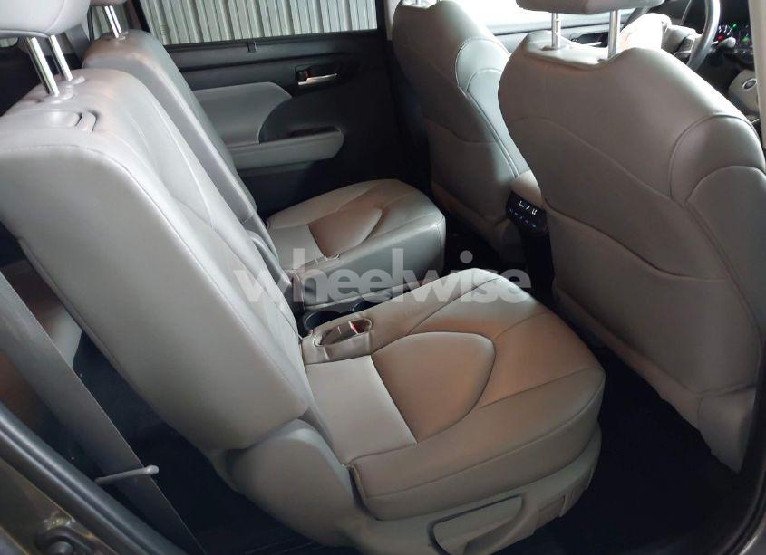 Photo 8 of 2021 Toyota Highlander XLE (VIN 5TDHZRBH3MS558217)