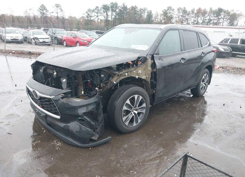 Photo 2 of 2020 Toyota Highlander XLE (VIN 5TDHZRBH4LS509560)