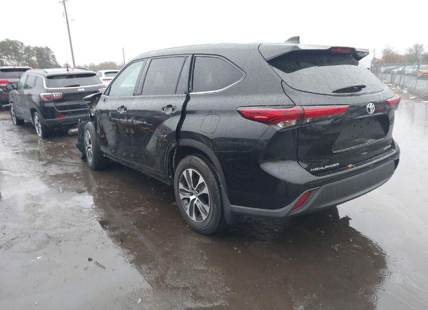 Photo 3 of 2020 Toyota Highlander XLE (VIN 5TDHZRBH4LS509560)