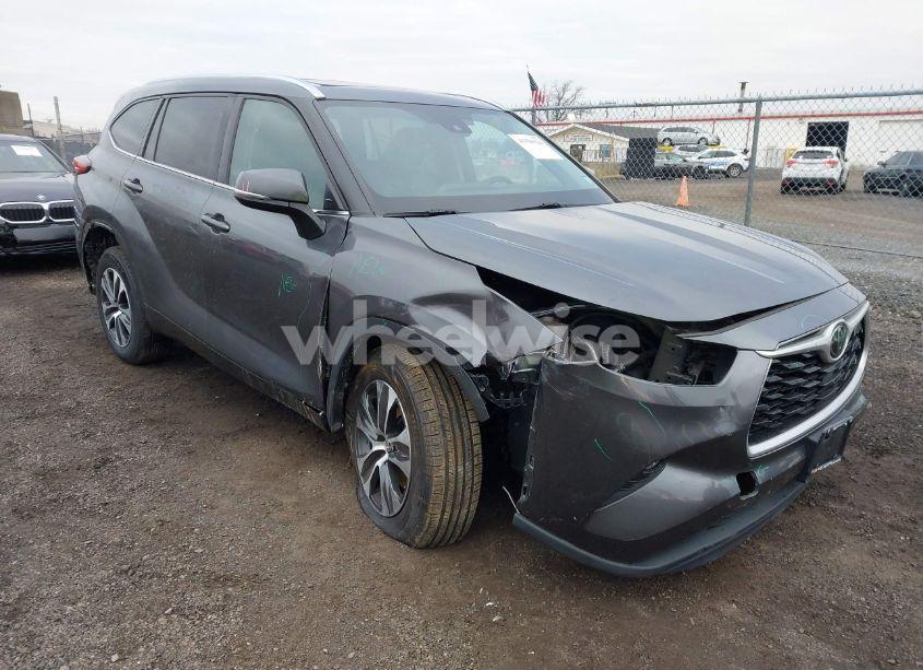 2021 Toyota Highlander XLE (VIN 5TDHZRBH4MS068577) main photo