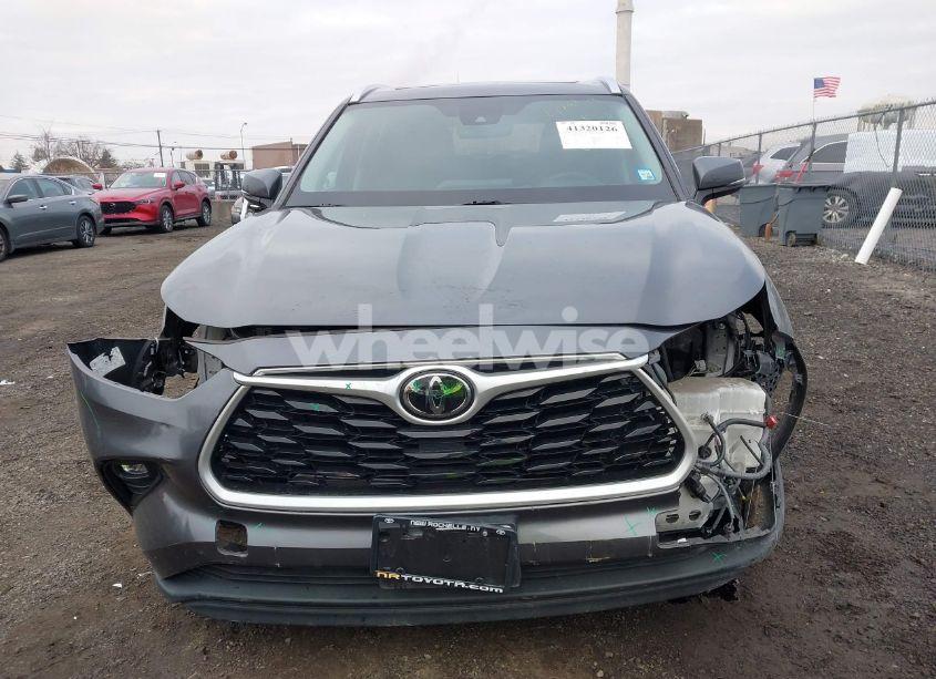 Photo 13 of 2021 Toyota Highlander XLE (VIN 5TDHZRBH4MS068577)