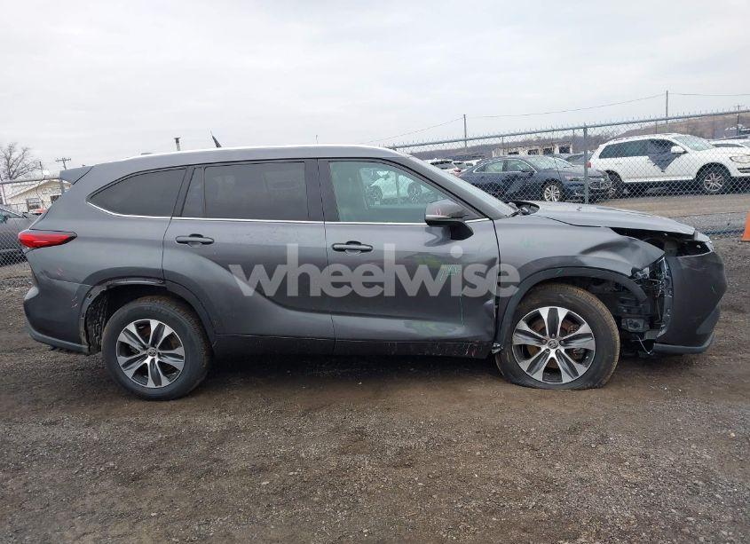 Photo 14 of 2021 Toyota Highlander XLE (VIN 5TDHZRBH4MS068577)