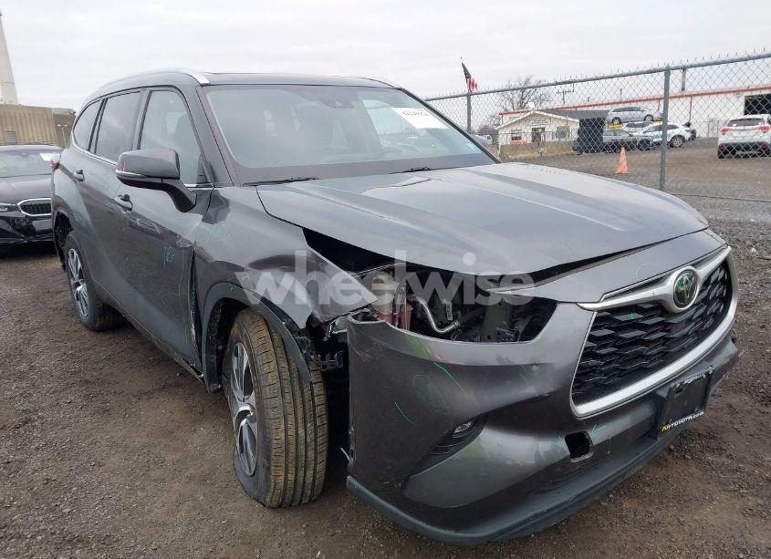 Photo 18 of 2021 Toyota Highlander XLE (VIN 5TDHZRBH4MS068577)