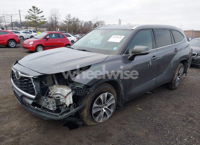 Photo 2 of 2021 Toyota Highlander XLE (VIN 5TDHZRBH4MS068577)