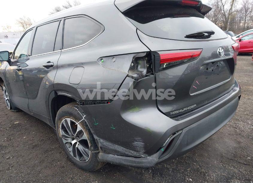 Photo 20 of 2021 Toyota Highlander XLE (VIN 5TDHZRBH4MS068577)