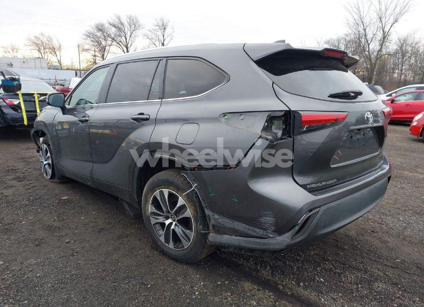 Photo 3 of 2021 Toyota Highlander XLE (VIN 5TDHZRBH4MS068577)