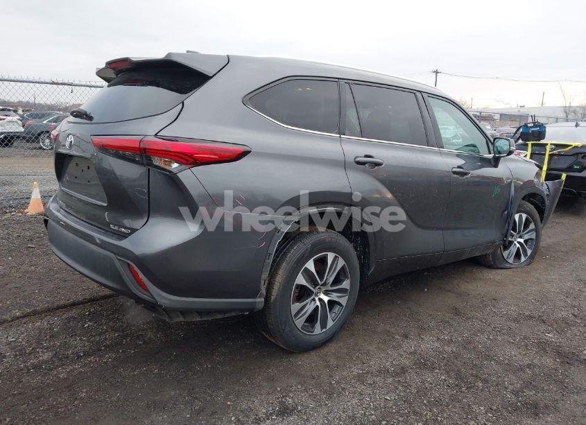 Photo 4 of 2021 Toyota Highlander XLE (VIN 5TDHZRBH4MS068577)