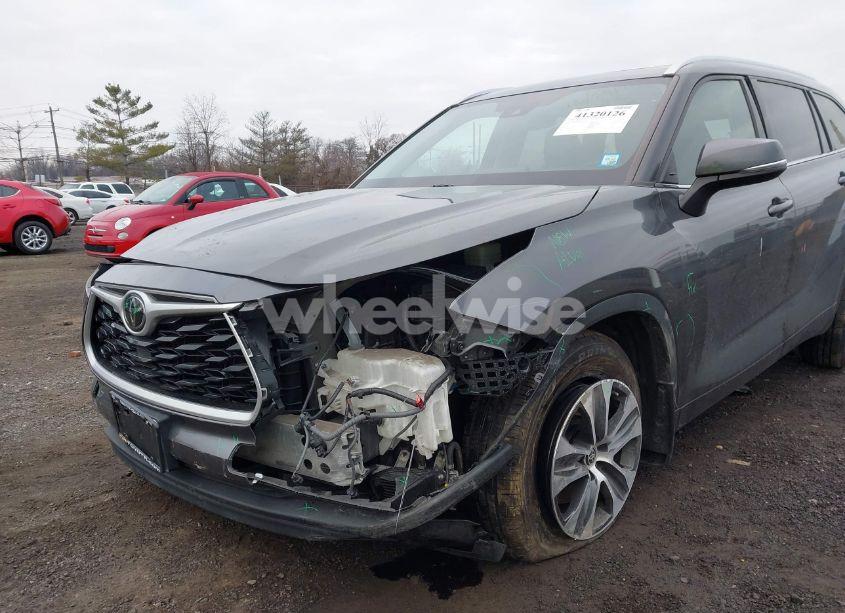 Photo 6 of 2021 Toyota Highlander XLE (VIN 5TDHZRBH4MS068577)