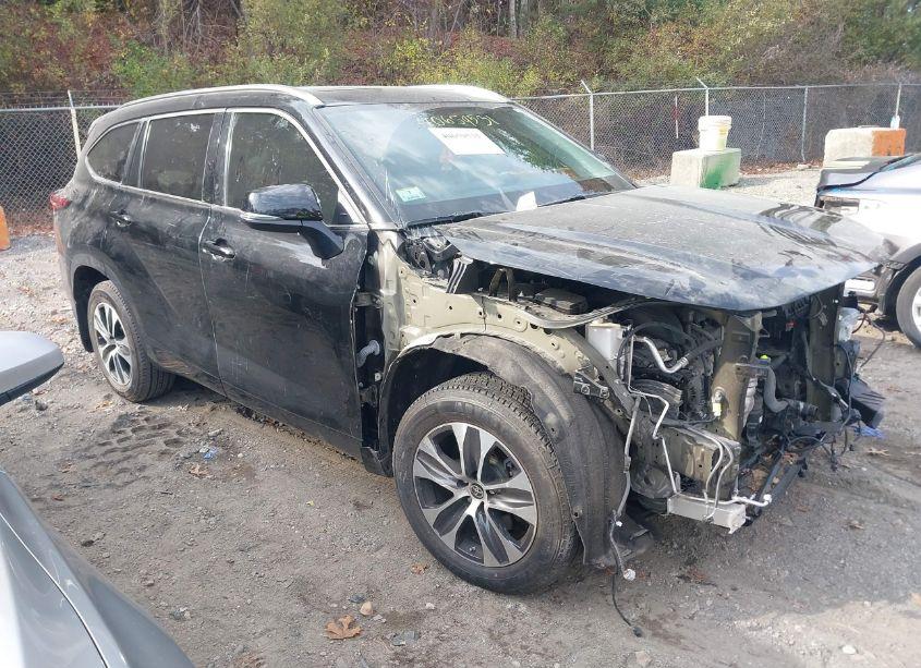 2021 Toyota Highlander XLE (VIN 5TDHZRBH4MS545993) main photo