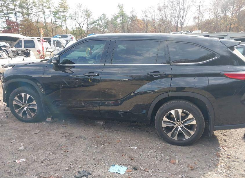 Photo 15 of 2021 Toyota Highlander XLE (VIN 5TDHZRBH4MS545993)