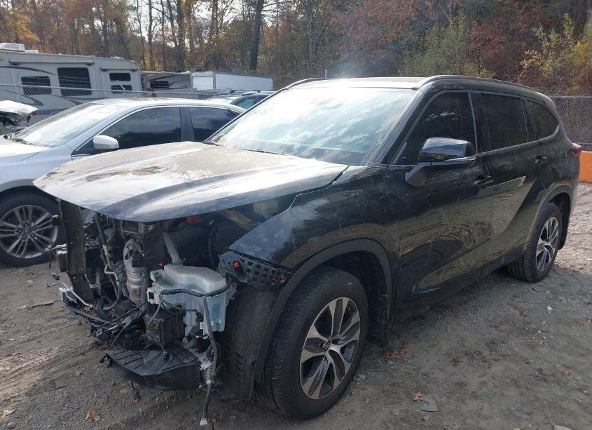 Photo 2 of 2021 Toyota Highlander XLE (VIN 5TDHZRBH4MS545993)