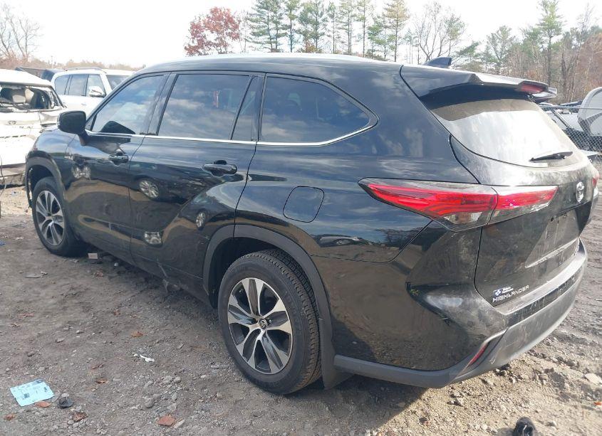 Photo 3 of 2021 Toyota Highlander XLE (VIN 5TDHZRBH4MS545993)