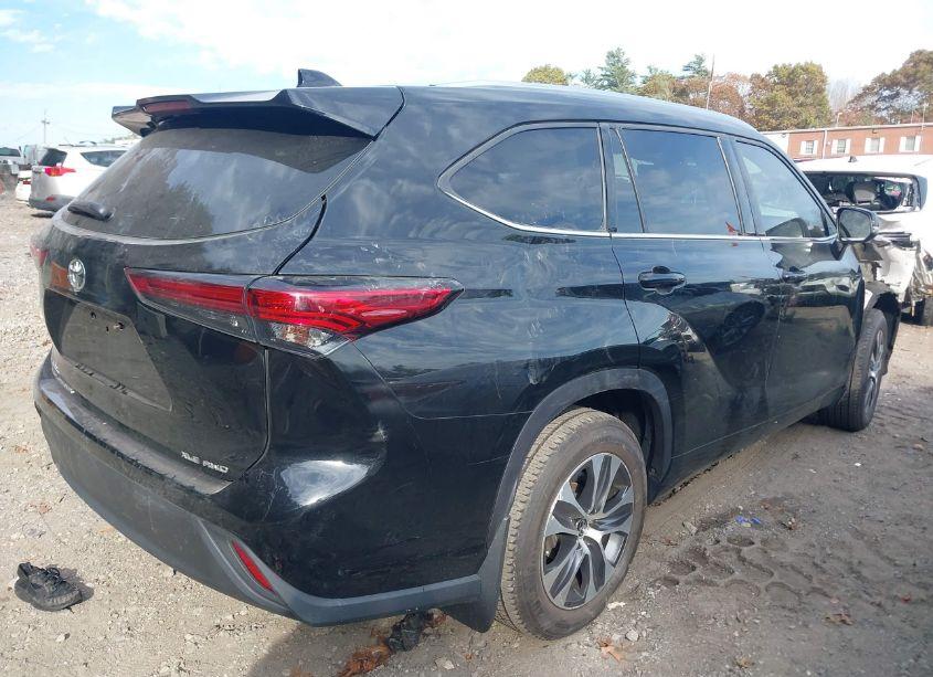 Photo 4 of 2021 Toyota Highlander XLE (VIN 5TDHZRBH4MS545993)