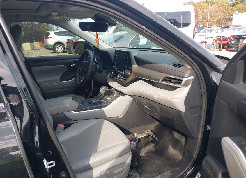 Photo 5 of 2021 Toyota Highlander XLE (VIN 5TDHZRBH4MS545993)