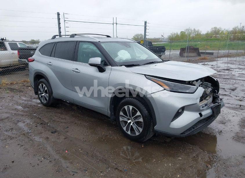 2022 Toyota Highlander XLE (VIN 5TDHZRBH4NS597187) main photo