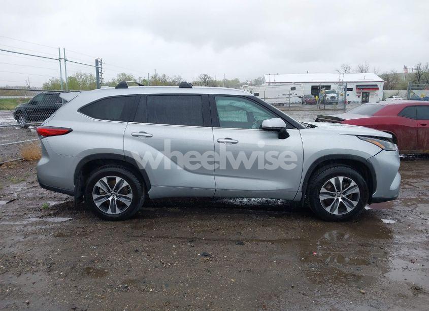 Photo 14 of 2022 Toyota Highlander XLE (VIN 5TDHZRBH4NS597187)
