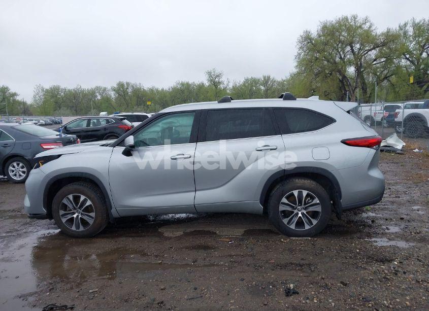 Photo 15 of 2022 Toyota Highlander XLE (VIN 5TDHZRBH4NS597187)