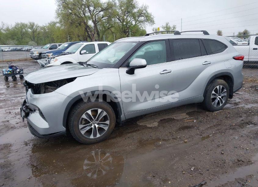 Photo 2 of 2022 Toyota Highlander XLE (VIN 5TDHZRBH4NS597187)
