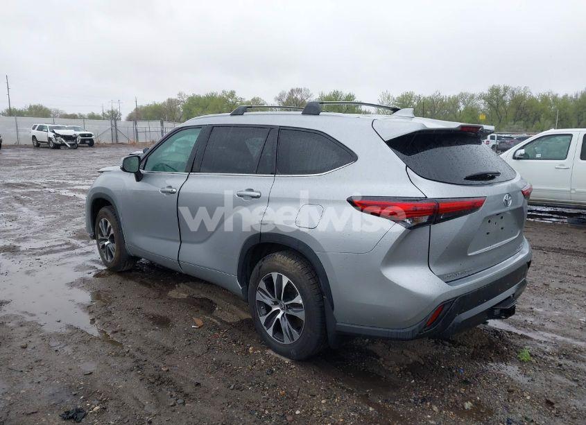 Photo 3 of 2022 Toyota Highlander XLE (VIN 5TDHZRBH4NS597187)