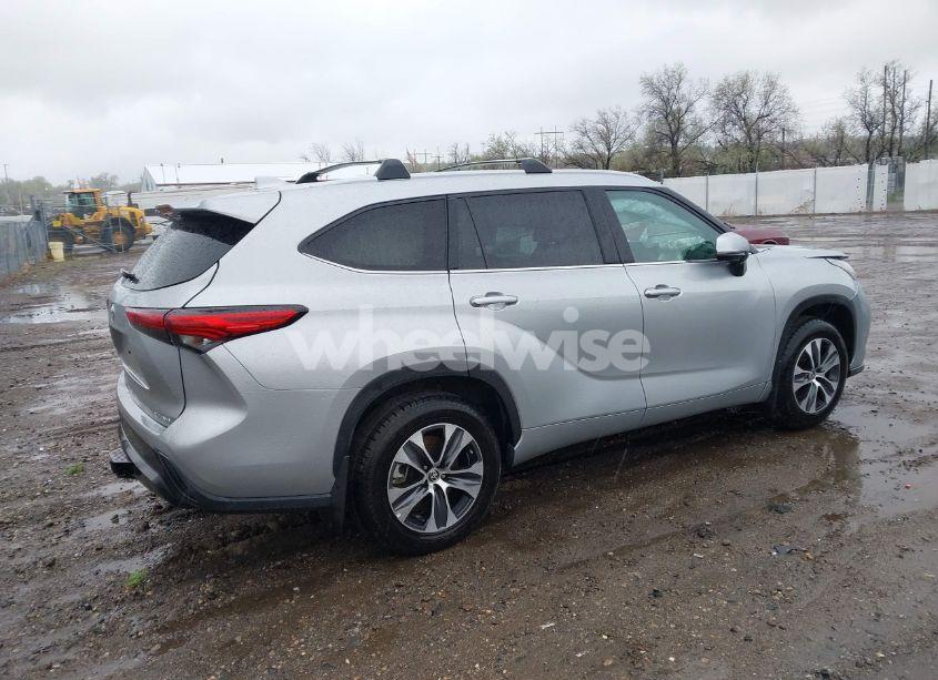 Photo 4 of 2022 Toyota Highlander XLE (VIN 5TDHZRBH4NS597187)
