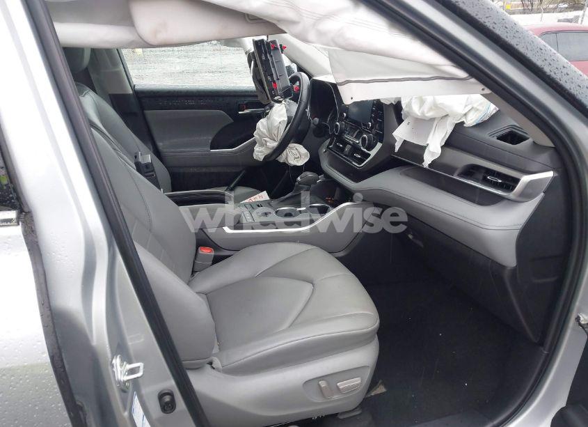 Photo 5 of 2022 Toyota Highlander XLE (VIN 5TDHZRBH4NS597187)