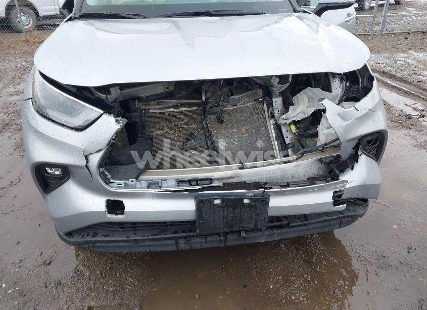 Photo 6 of 2022 Toyota Highlander XLE (VIN 5TDHZRBH4NS597187)