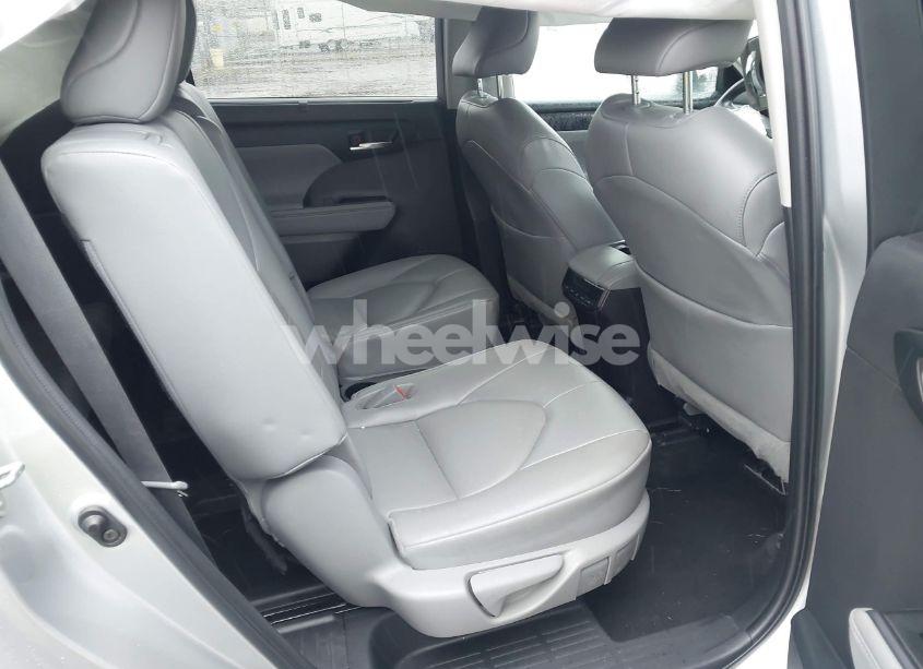 Photo 8 of 2022 Toyota Highlander XLE (VIN 5TDHZRBH4NS597187)