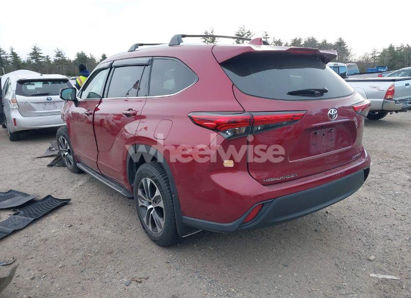 Photo 3 of 2021 Toyota Highlander XLE (VIN 5TDHZRBH5MS548241)