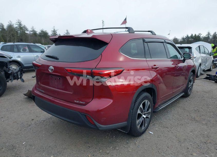 Photo 4 of 2021 Toyota Highlander XLE (VIN 5TDHZRBH5MS548241)